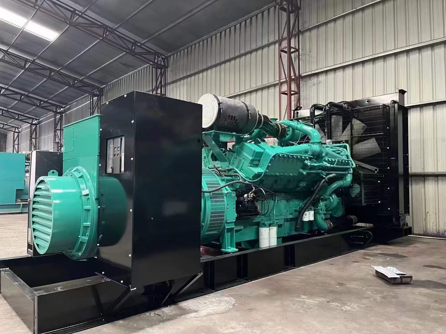 东宝如何降低 800kW 柴油发电机输出电流的波动？