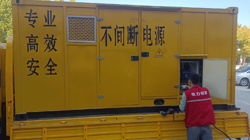 东宝柴油发电机组和UPS电源配合使用时，如何避免切换过程中的电力中断？
